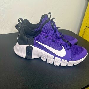 💕Nikes 💕mens Metcon 4 shoes no size is in shoe but they measure 12 inches.